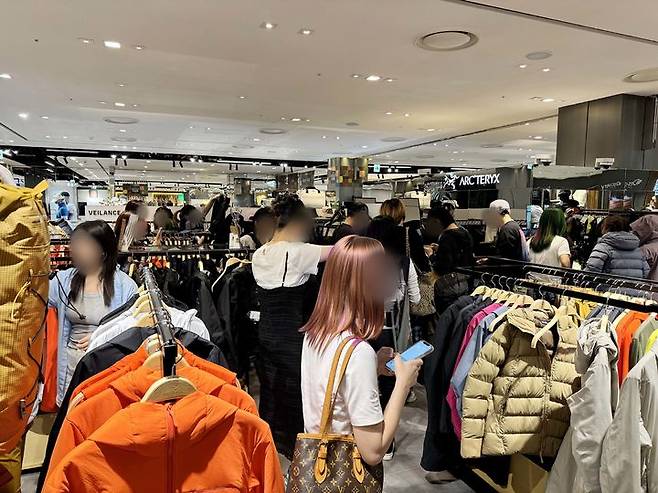 신세계백화점이 오는 12일까지 외국인 고객들을 대상으로 스포츠·아웃도어 브랜드들이 참여하는 '글로벌 쇼핑 페스타'를 여는 등 외국인 고객 유치에 나선다고 2일 밝혔다.(사진=신세계백화점 제공) *재판매 및 DB 금지 *재판매 및 DB 금지