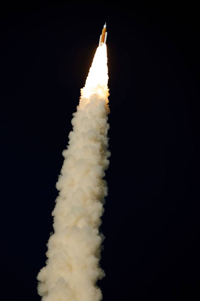 [케이프커내버럴=AP/뉴시스] 1일(현지 시간) 미 플로리다주 케이프커내버럴 케네디우주센터 39B 발사대에서 미항공우주국(NASA)의 아르테미스 2호 달 탐사 로켓이 발사되고 있다. NASA는 아르테미스 2호가 우주비행사 4명이 탑승한 우주선 '오리온'을 탑재하고 성공적으로 발사됐다고 밝혔다. 2026.04.02.