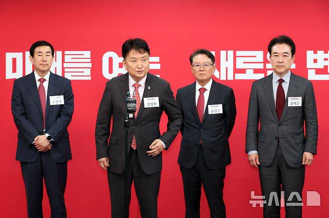 [서울=뉴시스] 김금보 기자 = 6.3 지방선거 충청북도 도지사 예비후보들이 11일 오전 서울 여의도 국민의힘 중앙당사에서 제9회 전국동시지방선거 공천 면접 심사를 마친 후 취재진 질문에 답변을 하고 있다. 왼쪽부터 조길형 충주시장, 김영환 현 충북도지사, 윤갑근 변호사, 윤희근 전 경찰청장. 2026.03.11. kgb@newsis.com