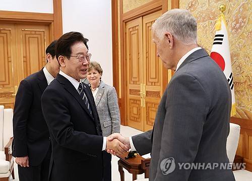 악수하는 이재명 대통령과 톰 틸리스 의원 (서울=연합뉴스) 한상균 기자 = 이재명 대통령이 2일 청와대에서 미국 상원의원단 접견에 앞서 톰 틸리스 의원과 악수하고 있다. 2026.4.2 xyz@yna.co.kr