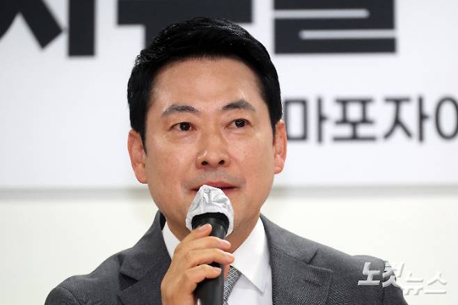 장동혁 국민의힘 당대표가 1일 오전 부동산 시장 점검차 서울 마포구의 한 아파트 단지에서 열린 주민들과 간담회에서 인사말을 하고 있다. 박종민 기자