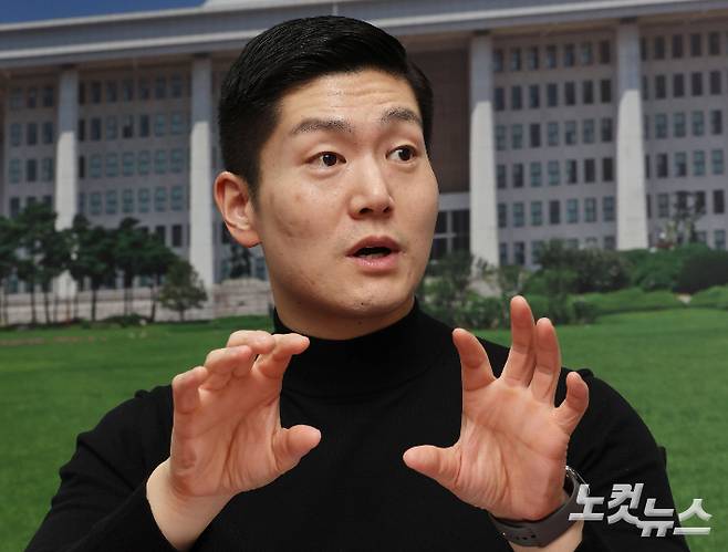 국민의힘 김재섭 의원이 10일 국회 의원회관에서 CBS노컷뉴스와 인터뷰를 갖고 있다. 황진환 기자