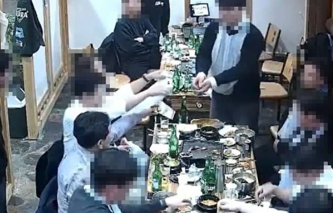 2025년 11월 30일 오후 8시 7분께 전북 전주시 완산구 소재 음식점에서 김관영 전북특별자치도지사가 함께 식사한 청년들에게 일일이 현금을 건네고 있다. 연합뉴스