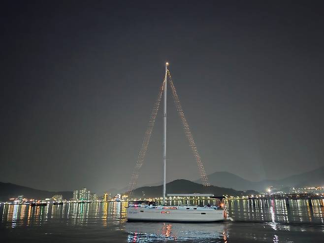 진해군항제 기념 진해해양레포츠센터 크루저요트체험. 창원시설공단 제공