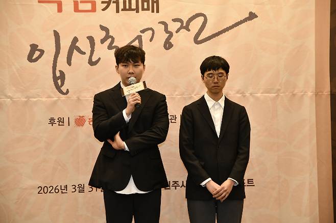 인터뷰 중인 박정환 9단(사진 왼쪽). 한국기원 제공