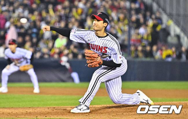 [OSEN=잠실, 박준형 기자] 1일 서울 잠실야구장에서 2026 신한 SOL KBO리그 LG 트윈스와 KIA 타이거즈의 경기가 열렸다. 이날 LG는 송승기를, KIA는 양현종을 선발로 내세웠다.8회초 LG 우강훈 투수가 역투하고 있다.     2026.04.01 / soul1014@osen.co.kr