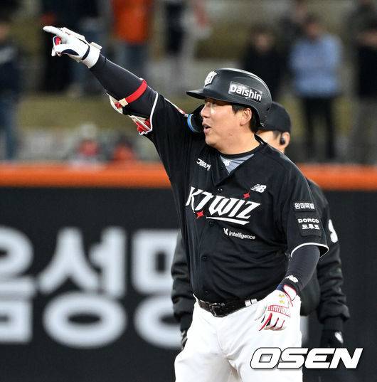 [OSEN=대전, 이대선 기자] 1일 대전 한화생명볼파크에서 2026 신한 SOL KBO리그 한화 이글스와 KT 위즈의 경기가 열렸다.이날 한화는 류현진, KT는 고영표를 선발로 내세웠다.9회초 2사 만루에서 KT 김현수가 우전 3타점 적시타를 치고 환호하고 있다. 2026.04.01 /sunday@osen.co.kr