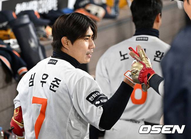 [OSEN=대전, 이대선 기자] 1일 대전 한화생명볼파크에서 2026 신한 SOL KBO리그 한화 이글스와 KT 위즈의 경기가 열렸다.이날 한화는 류현진, KT는 고영표를 선발로 내세웠다.8회말 1사 1,2루에서 한화 심우준이 좌월 스리런 홈런을 치고 더그아웃에서 동료들과 환호하고 있다. 2026.04.01 /sunday@osen.co.krc