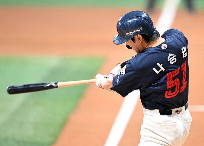 [OSEN=고척, 이대선 기자] 1일 오후 서울 고척스카이돔에서 2025 신한 SOL Bank KBO리그 키움 히어로즈와 롯데 자이언츠의 경기가 열렸다.키움은 조영건, 롯데는 데이비슨을 선발 투수로 내세웠다.1회초 무사 만루에서 롯데 나승엽이 2타점 좌전 적시타를 치고 있다. 2025.05.01 /sunday@osen.co.kr