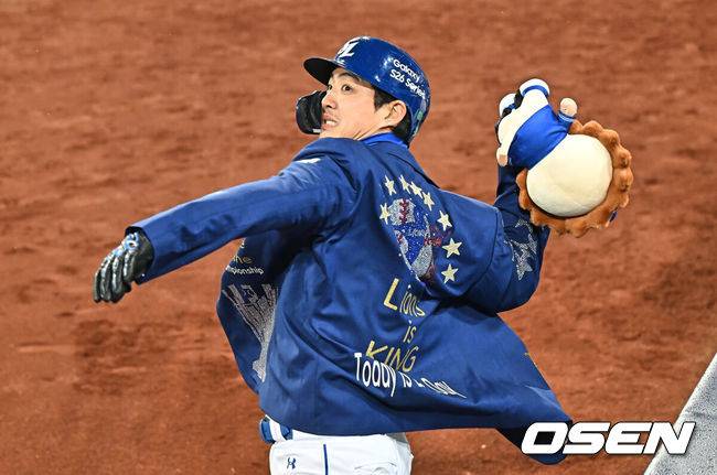 [OSEN=대구, 이석우 기자] 1일 대구삼성라이온즈파크에서 2026 신한 SOL KBO 리그 삼성 라이온즈와 두산 베어스의 경기가 열렸다. 홈팀 삼성은 양창섭이, 방문팀 두산은 최승용이 선발 출전했다. 삼성 라이온즈 구자욱이 6회말 1사 2루 우월 2점 홈런을 치고 팬들에게 인형을 던져주고 있다. 2026.04.01 / foto0307@osen.co.kr