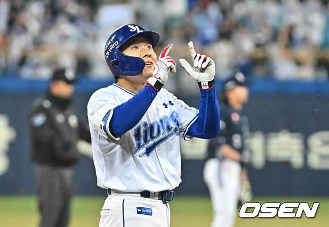 [OSEN=대구, 이석우 기자] 1일 대구삼성라이온즈파크에서 2026 신한 SOL KBO 리그 삼성 라이온즈와 두산 베어스의 경기가 열렸다. 홈팀 삼성은 양창섭이, 방문팀 두산은 최승용이 선발 출전했다. 삼성 라이온즈 김지찬이 7회말 2사 1,3루 우익수 뒤 2타점 3루타를 치고 세리머니를 하고 있다. 2026.04.01 / foto0307@osen.co.kr