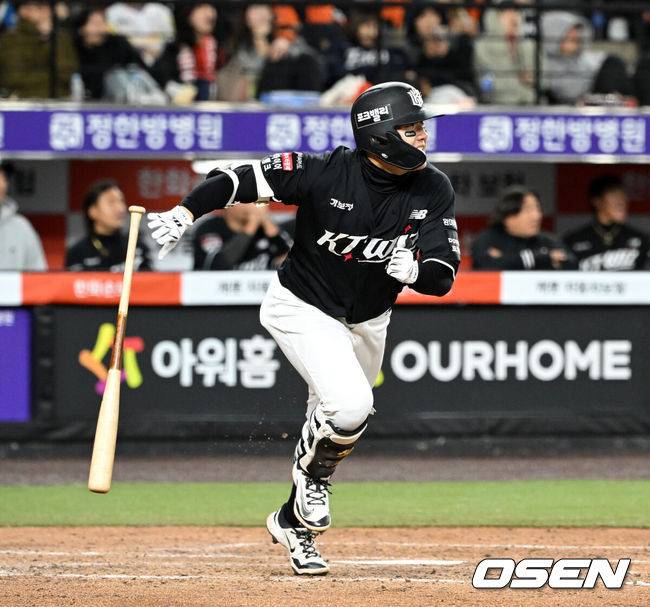 [OSEN=대전, 이대선 기자] 1일 대전 한화생명볼파크에서 2026 신한 SOL KBO리그 한화 이글스와 KT 위즈의 경기가 열렸다.이날 한화는 류현진, KT는 고영표를 선발로 내세웠다.7회초 2사 만루에서 KT 최원준이 우중간 2타점 적시타를 치고 있다. 2026.04.01 /sunday@osen.co.krc