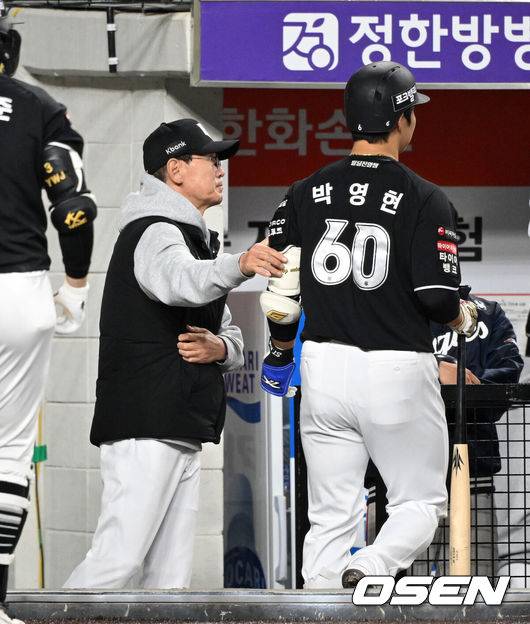 [OSEN=대전, 이대선 기자] 1일 대전 한화생명볼파크에서 2026 신한 SOL KBO리그 한화 이글스와 KT 위즈의 경기가 열렸다.이날 한화는 류현진, KT는 고영표를 선발로 내세웠다.9회초 KT 이강철 감독이 박영현을 교체하고 있다. 2026.04.01 /sunday@osen.co.krc