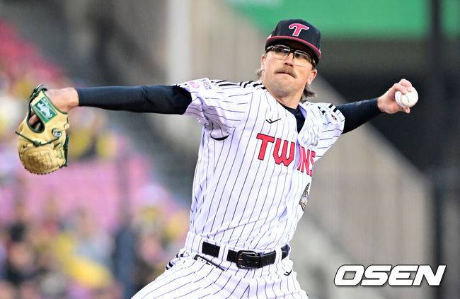 [OSEN=잠실, 조은정 기자] 2일 서울 잠실야구장에서 2026 신한 SOL KBO리그 LG 트윈스와 KIA 타이거즈의 경기가 열렸다. 이날 LG는 웰스, KIA는 김태형을 선발로 내세웠다. 1회초 LG 선발 웰스가 역투를 하고 있다. 2026.04.02 /cej@osen.co.kr