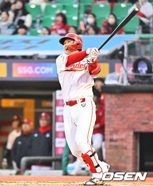 [OSEN=인천, 박준형 기자] 2일 오후 인천 SSG랜더스필드에서 2026 신한 SOL KBO리그&nbsp;SSG 랜더스와 키움 히어로즈의 경기가 진행됐다.이날 SSG는 최민준을, 키움은 정현우를 선발투수로 내세웠다. 1회말 1사 1루 SSG 최정이 선취 2점 홈런을 날리고 있다.    2026.04.02 / soul1014@osen.co.kr