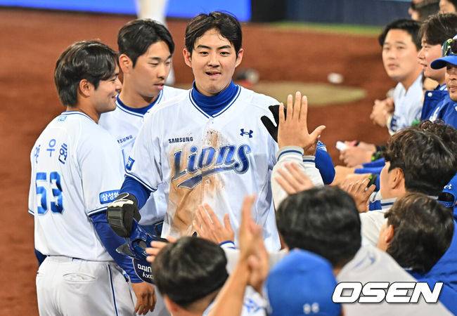 [OSEN=대구, 이석우 기자] 2일 대구삼성라이온즈파크에서 2026 신한 SOL KBO 리그 삼성 라이온즈와 두산 베어스의 경기가 열렸다. 홈팀 삼성은 이승현이, 방문팀 두산은 최민석이 선발 출전했다. 삼성 라이온즈 구자욱이 8회말 무사 1,3루 최형우의 좌익수 희생플라이때 득점을 올리고 하이파이브를 하고 있다. 2026.04.02 / foto0307@osen.co.kr