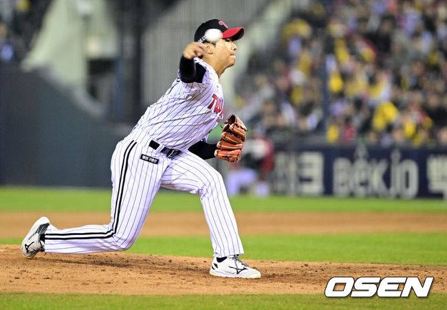 [OSEN=잠실, 조은정 기자] 2일 서울 잠실야구장에서 2026 신한 SOL KBO리그 LG 트윈스와 KIA 타이거즈의 경기가 열렸다. 이날 LG는 웰스, KIA는 김태형을 선발로 내세웠다. 8회초 LG 우강훈이 역투를 하고 있다. 2026.04.02 /cej@osen.co.kr