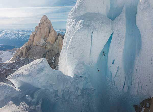 알피니즘 부문 우승작. 남미의 세로토레를 단독으로 오르는 콜린 헤일리를 촬영한 타일러 레키의 작품.