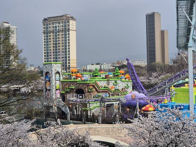 2025년 2월을 마지막으로 ‘번지드롭’과 ‘회전그네’가 사라진 롯데월드 매직아일랜드의 그 자리에 지난 1일 넥슨과 롯데월드가 함께 조성한 ‘메이플 아일랜드존’이 눈에 띄고 있다. 김동환 기자