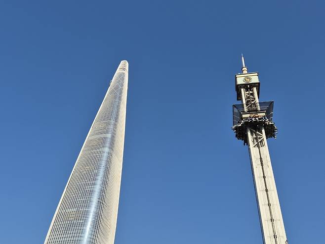 2000년부터 25년간 하루 평균 118회 운행하며 에베레스트를 약 1만1300개 쌓은 높이인 10만km를 오간 롯데월드 ‘번지드롭’의 지난해 1월 모습. 김동환 기자