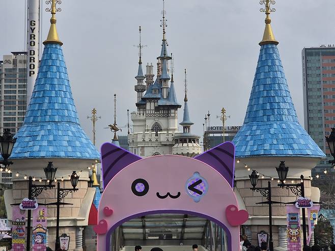 지난 1일 서울 송파구 롯데월드 매직아일랜드로 이어지는 다리에 PC 온라인 게임 ‘메이플 스토리’의 핑크빈 캐릭터가 눈에 띈다. 김동환 기자