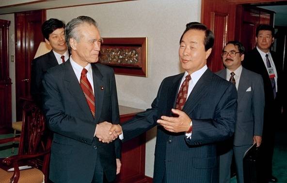 1994년 11월 김영삼 대통령이 당시 무라야마 도미이치(村山富市)&nbsp;일본 총리와 만나 악수하고 있다. 무라야마는 일본의 2차대전 패전 50주년인 1995년 역대 일본 총리들 가운데 처음으로 일본의 한국 등 주변국 침략과 식민지 지배에 대한 반성 및&nbsp;사죄를 명시한 ‘무라야마 담화’를 발표했다. 연합