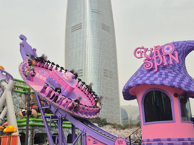 지난 1일 미디어에 사전 공개된 롯데월드 ‘메이플 아일랜드존’에서 방문객들이 넥슨 PC 온라인 게임 ‘메이플스토리’ 지식재산권 기반으로 리뉴얼된 ‘자이로스핀’을 탑승하고 있다. 김동환 기자