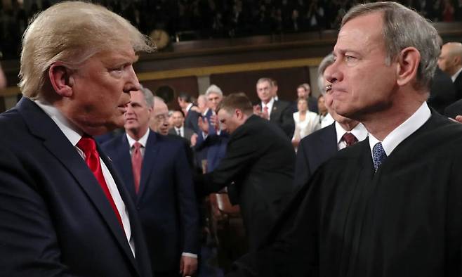 도널드 트럼프 미국 대통령(왼쪽)과 존 로버츠 연방대법원장. 사진은 지난 2020년 2월 연방의회 의사당에서 이뤄진&nbsp;트럼프의 국정연설을 계기로 만난 두 사람이 악수하는 모습. 게티이미지