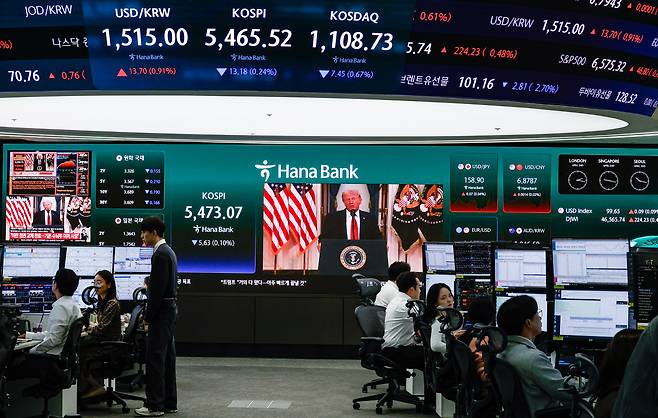 2일 서울 중구 하나은행 딜링룸 현황판에 도널드 트럼프 미국 대통령의 대국민 연설 중계방송이 나오고 있다. 이날 상승 출발했던 코스피는 트럼프 대통령의 연설 이후 5200대로 밀려나고, 환율은 20원 가까이 올랐다.&nbsp; 유희태 기자