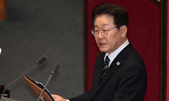 이재명 대통령이 2일 국회 본회의장에서 중동 사태 대응을 위한 추가경정예산안 관련 시정연설을 하고 있다. 국회사진기자단