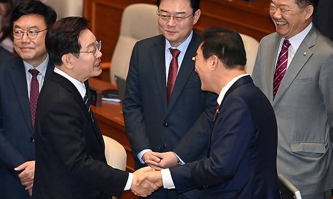 “부탁합니다” 이재명 대통령이 2일 서울 여의도 국회 본회의장에서 중동 사태 대응 등을 위한 추가경정예산안에 대한 시정연설을 마친 뒤 퇴장하며 국민의힘 서일준 의원과 악수를 하고 있다. 이 대통령은 이날 “위기 극복의 성패는 속도에 달려 있다”며 국회의 신속한 추경 통과를 당부했다. 왼쪽부터 이 대통령, 김성원 의원, 서 의원, 신성범 의원. 허정호 선임기자