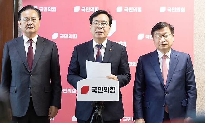 송언석 국민의힘 원내대표가 2일 서울 여의도 국회에서 이재명 대통령의 추가경정예산안에 대한 시정연설에 관해 입장을 밝히고 있다. 뉴스1