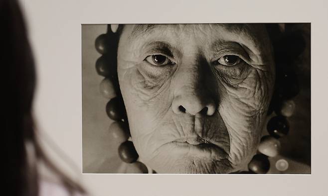 기획전 ‘모든 순간이 꽃봉오리인 것을’이 열리고 있는 서울 삼청동 뮤지엄한미에서 한 관람객이 육명심 작가의 1983년작 ‘강원도 강릉’을 감상하고 있다. 연합뉴스