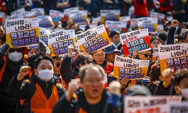 지난 3월10일 서울 종로구 세종대로에서 열린 민주노총 투쟁 선포대회에서 참가 조합원들이 구호를 외치고 있다. 뉴시스