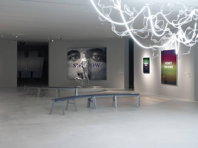 ‘도심 속 열린 미술관’을 표방하는 서울 종로구 세화미술관이 기획전 2건을 동시에 선보인다. ‘투명한 손, 움직이는 색’ 전시 전경. 중앙에 이원우 작가의 ‘상냥한 왕자’ 조각이 놓여 있다. 세화미술관 제공