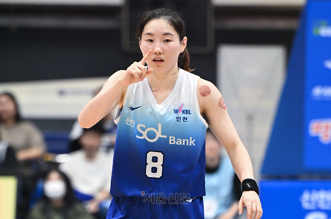 인천 신한은행 김지영이 1일 인천 도원체육관에서 열린 2025~26 여자프로농구 정규리그 마지막 경기 부천 하나은행과의 맞대결에서 선수들과 소통하고 있다. 2026.4.1 WKBL 제공