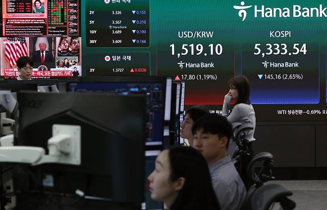 2일 오전 서울 중구 하나은행 딜링룸에 코스피와 함께 도널드 트럼프 미국 대통령의 중동사태 관련 대국민 연설 생중계 화면이 송출되고 있다. 2026.4.2 뉴스1