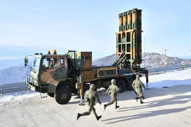 공군미사일방어사령부 예하 제2미사일방어여단 8979부대 장병들이 지난해 4월 23일 중거리 지대공미사일 ‘천궁-II’ 전개 훈련을 하고 있다. 공군 제공