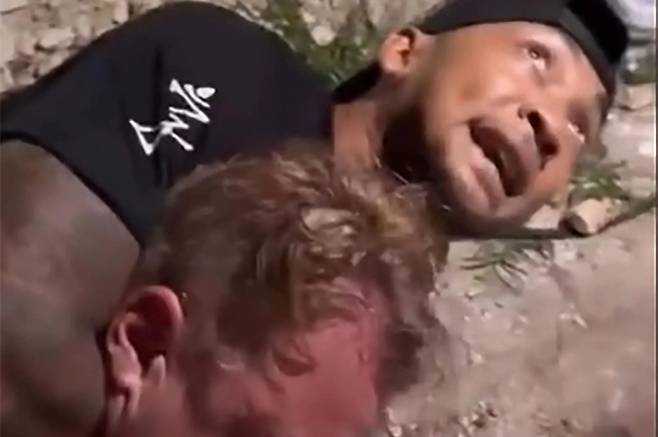 인도네시아 발리 울루와투에서 한 외국인 관광객이 현지 격투기 코치에게 제압당하는 장면. 코치는 해당 관광객이 자신의 여성 지인에게 부적절하게 접촉해 개입했다고 주장했다. 인스타그램 캡처