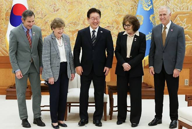 이재명 대통령, 미국 상원의원단 접견 - 이재명 대통령이 2일 청와대에서 미국 상원의원단 접견에 앞서 기념 촬영을 하고 있다. 왼쪽부터 존 커티스·진 섀힌 의원, 이재명 대통령, 재키 로젠·톰 틸리스 의원. 연합뉴스