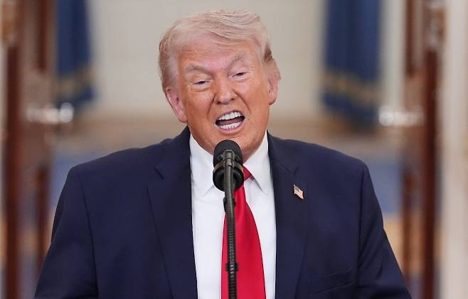 도널드 트럼프 미국 대통령이 1일(현지시간) 워싱턴 백악관 크로스홀에서 이란전 관련 대국민 연설을 하고 있다. 트럼프 대통령은 이날 연설에서 종전 구상보다 추가 타격 의지를 앞세웠다. UPI 연합뉴스