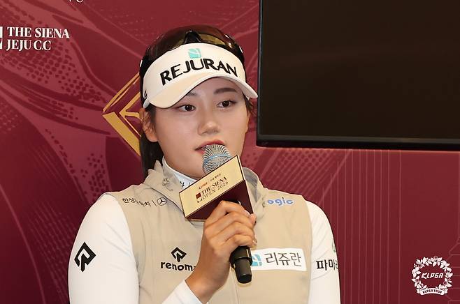 노승희가 1일 경기 여주 더 시에나 벨루토CC에서 열린 2026 KLPGA 투어 더 시에나 오픈 기자회견에서 취재진 질문에 답변하고 있다. 사진 제공=KLPGA