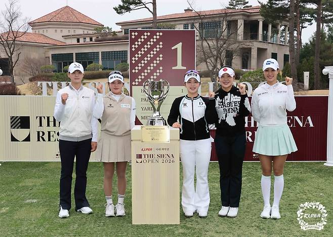 포토콜 행사에서 포즈를 취한 선수들. 왼쪽부터 박성현, 노승희, 임진영, 유현조, 유현주. 사진 제공=KLPGA