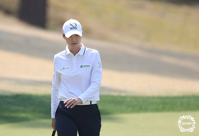 퍼팅을 마친 뒤 홀을 빠져나가고 있는 박성현. 사진 제공=KLPGA