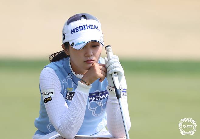 그린 경사를 파악하고 있는 박현경. 사진 제공=KLPGA