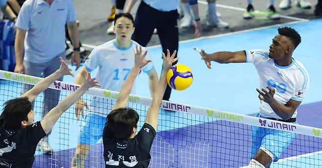 대한항공의 마쏘(오른쪽)가 2일 인천 계양체육관에서 열린 프로배구 2025~2026 V리그 남자부 챔피언결정전 현대캐피탈과 1차전에서 공격을 하고 있다. 연합뉴스