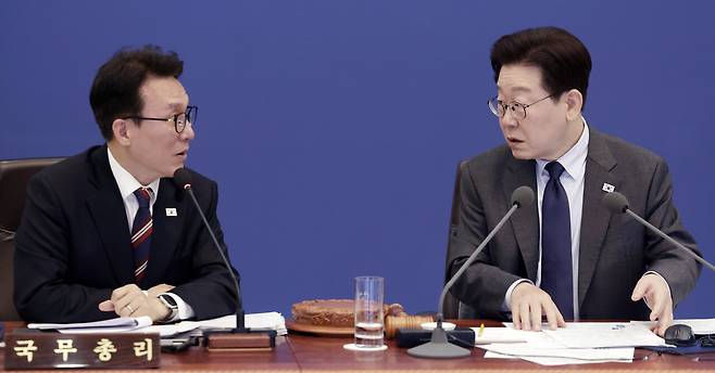 3월24일 김민석 국무총리가 청와대에서 열린 국무회의에서 이재명 대통령의 질문에 답하고 있다. ⓒ연합뉴스