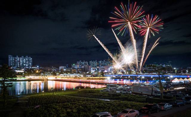 2025년 제18회 영천관광 전국사진공모전 입상작 이상영작가의 '불꽃놀이' ⓒ영천시 제공