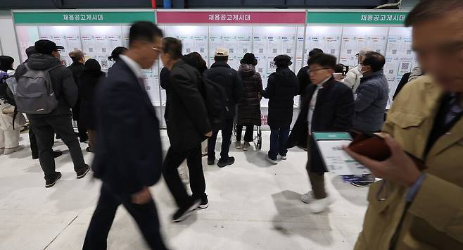 서울 강남구 대치동 세텍에서 열린 서울시 시니어 일자리박람회를 찾은 시니어 구직자들이 채용공고 게시대를 살펴보고 있다. ⓒ 연합뉴스