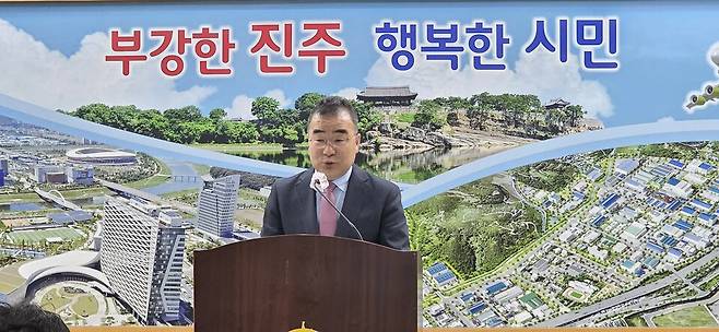 박일동 진주부시장이 2일 시청 브리핑룸에서 기자회견을 통해 '인공지능 산업 육성 계획'에 대해 설명하고 있다. ⓒ시사저널 김대광